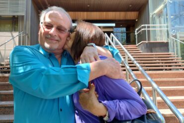 Rosa Gómez y Keno Paris se abrazan amorosamente a la salida de tribunales federales