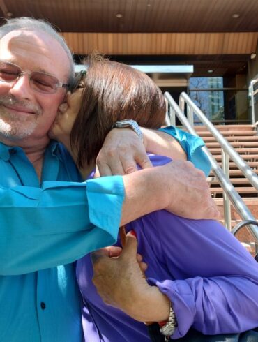 Rosa Gómez y Keno Paris se abrazan amorosamente a la salida de tribunales federales