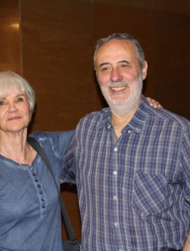 Silvia Ontivero y Roberto Marmolejo afuera de la sala de audiencias