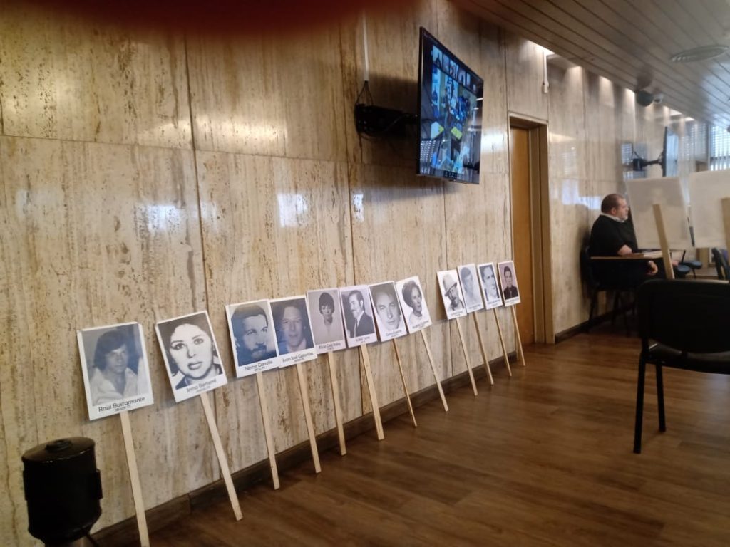 Pancartas de víctimas de la dictadura en la audiencia